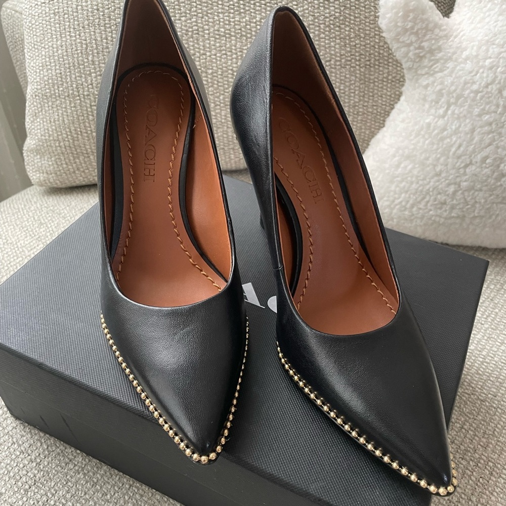 Coach Pumps